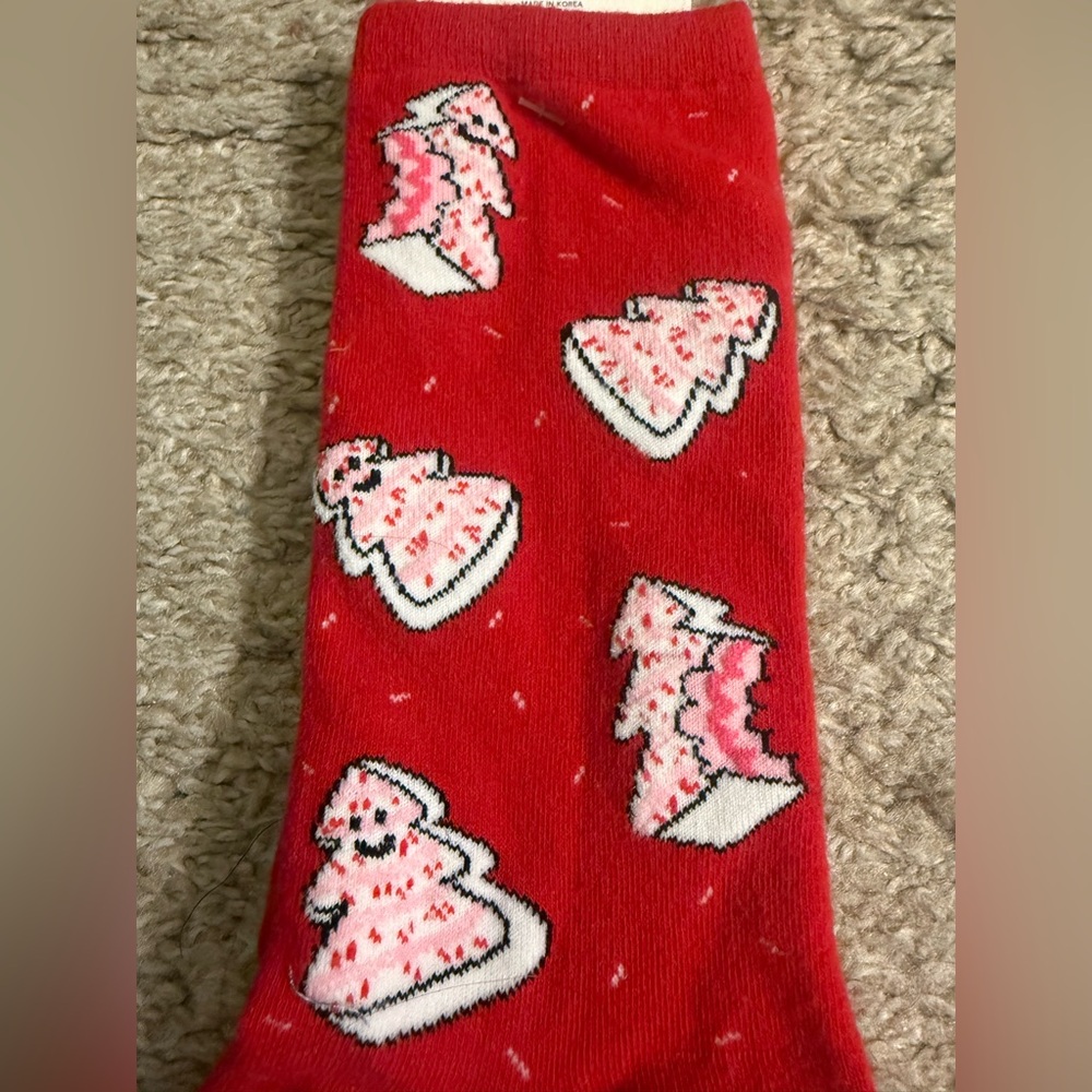 American Eagle AE Red Pink Christmas Tree Snack Cake Graphic Women’s Crew Socks - Picture 2 of 7